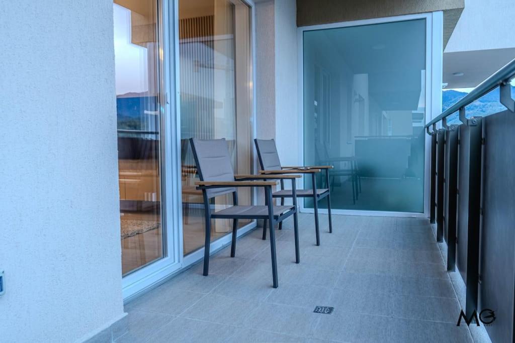 MoHost Urban Apt with Stunning Mountain View
