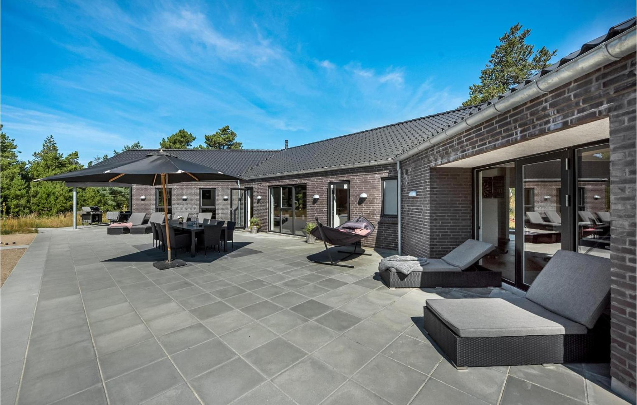 Nice Home In Blåvand With Kitchen