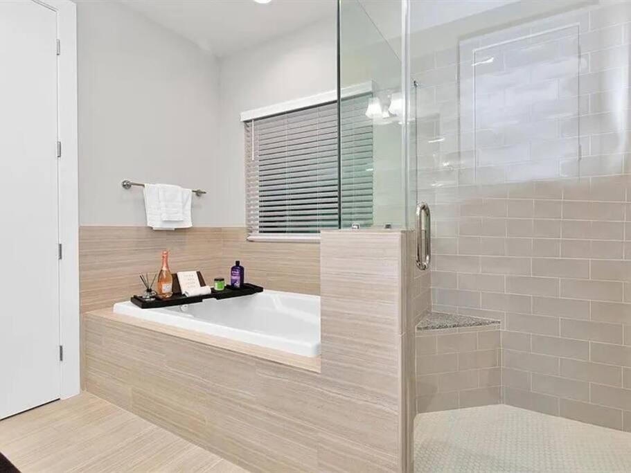 3BR Townhome near DT Houston view 5
