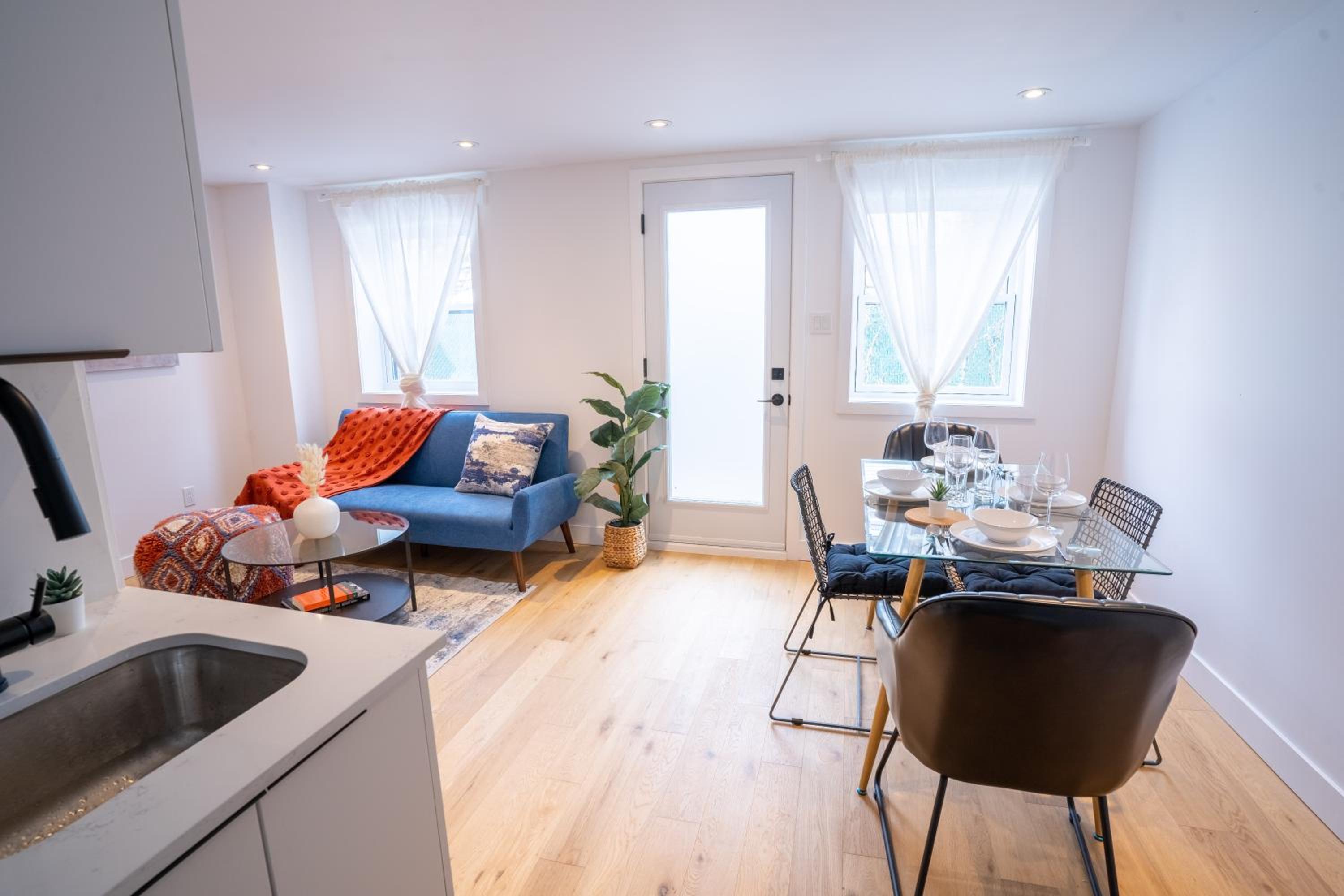 Superb 2 Bed steps from Downtown and 2min to METRO