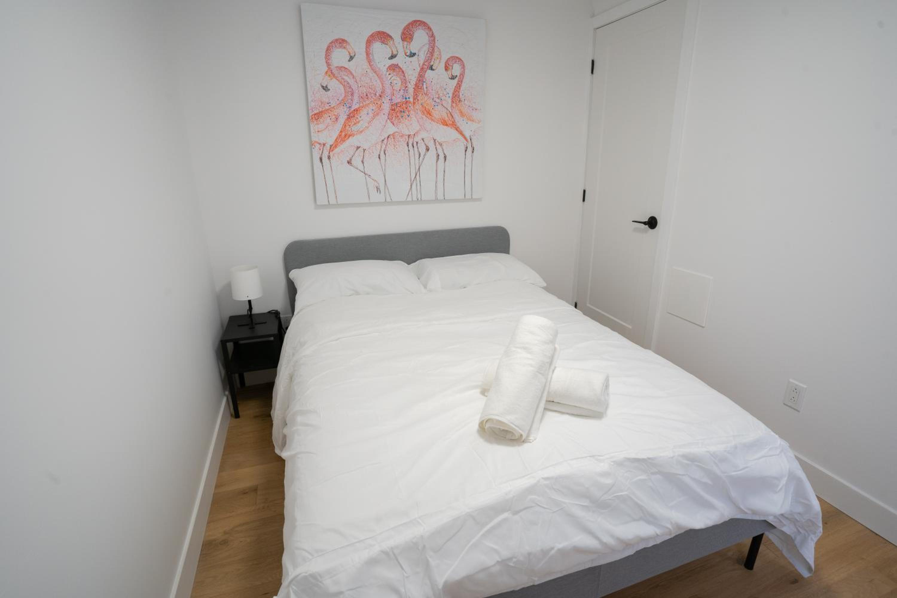 Superb 2 Bed steps from Downtown and 2min to METRO