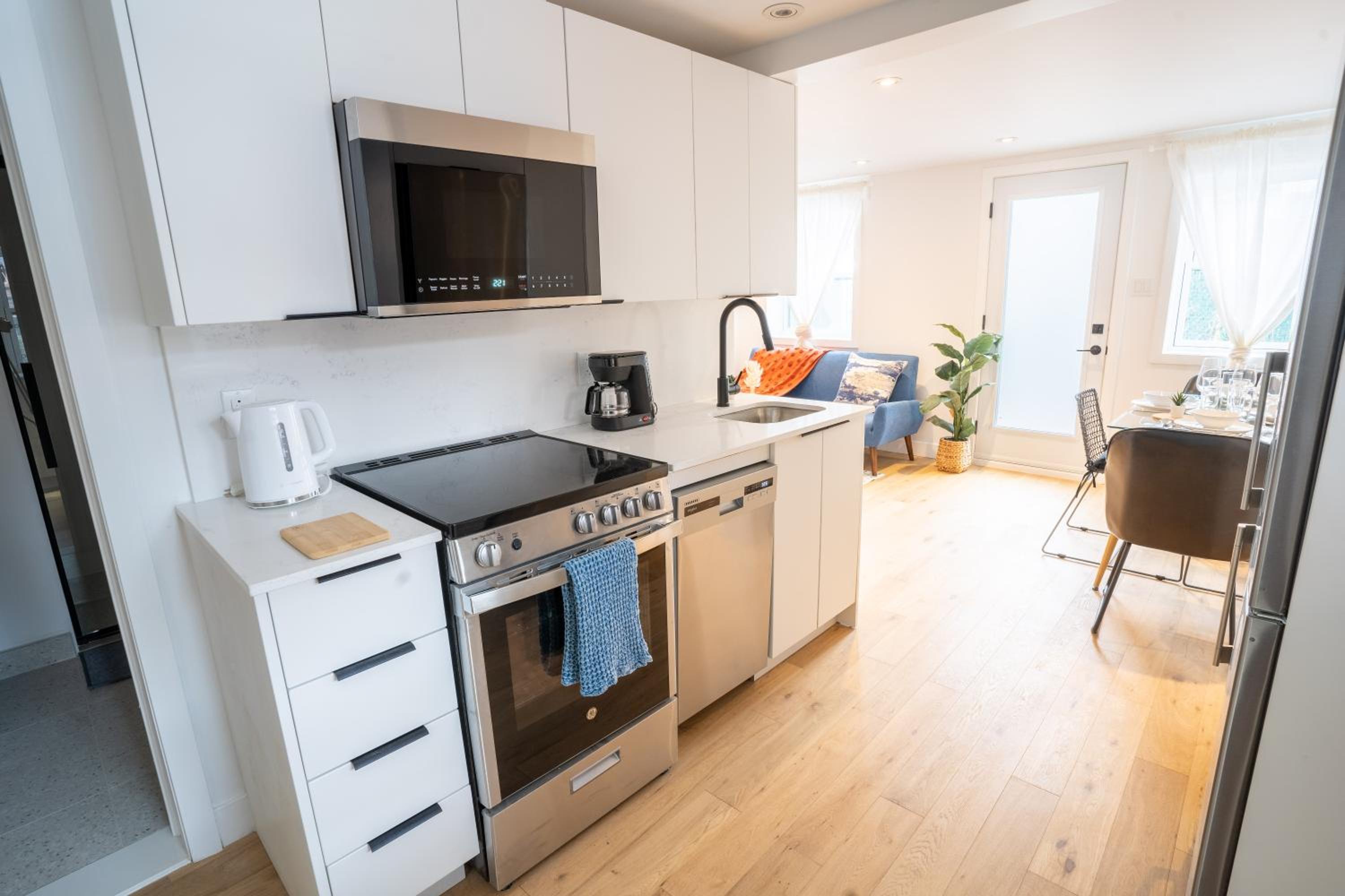 Superb 2 Bed steps from Downtown and 2min to METRO
