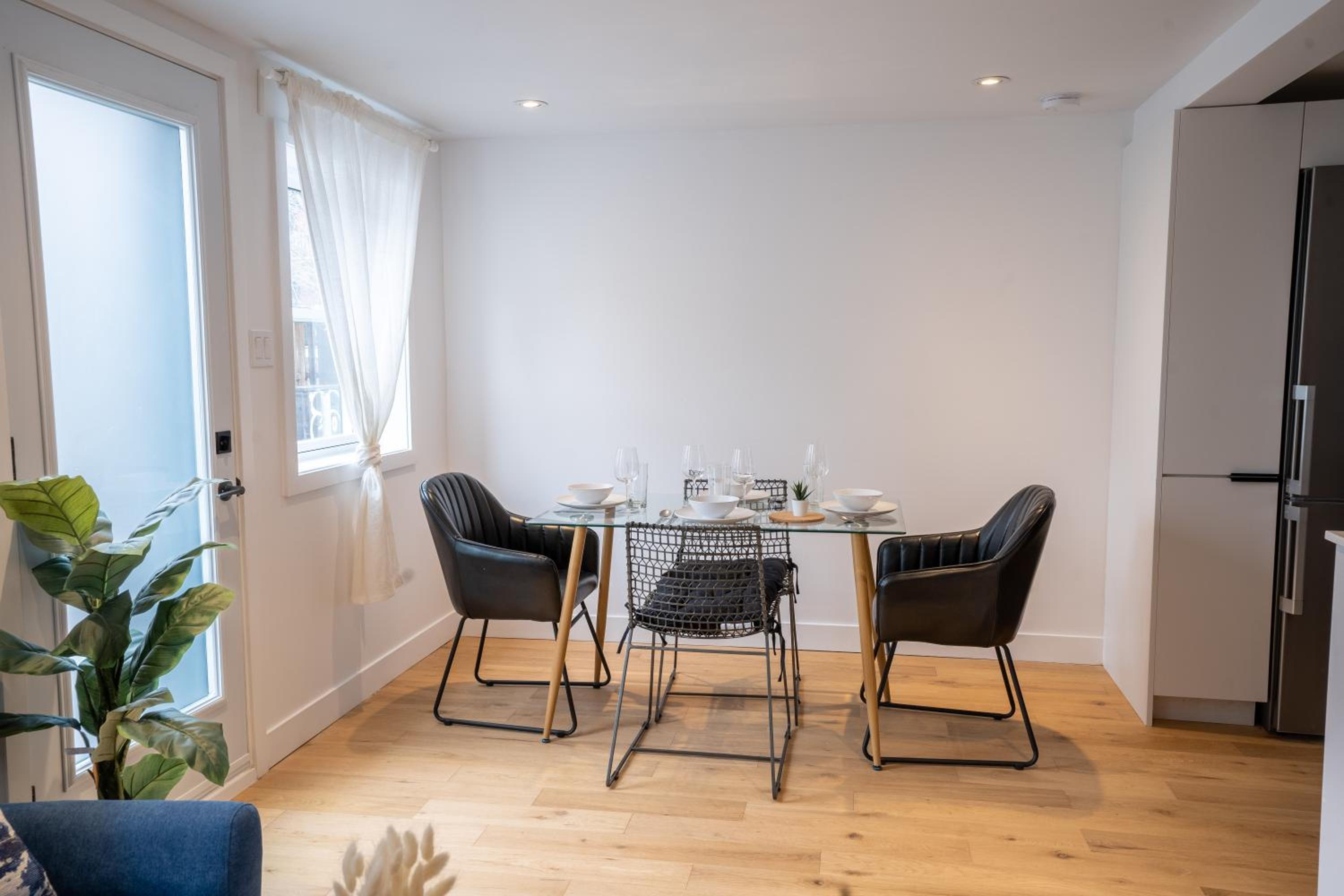 Superb 2 Bed steps from Downtown and 2min to METRO