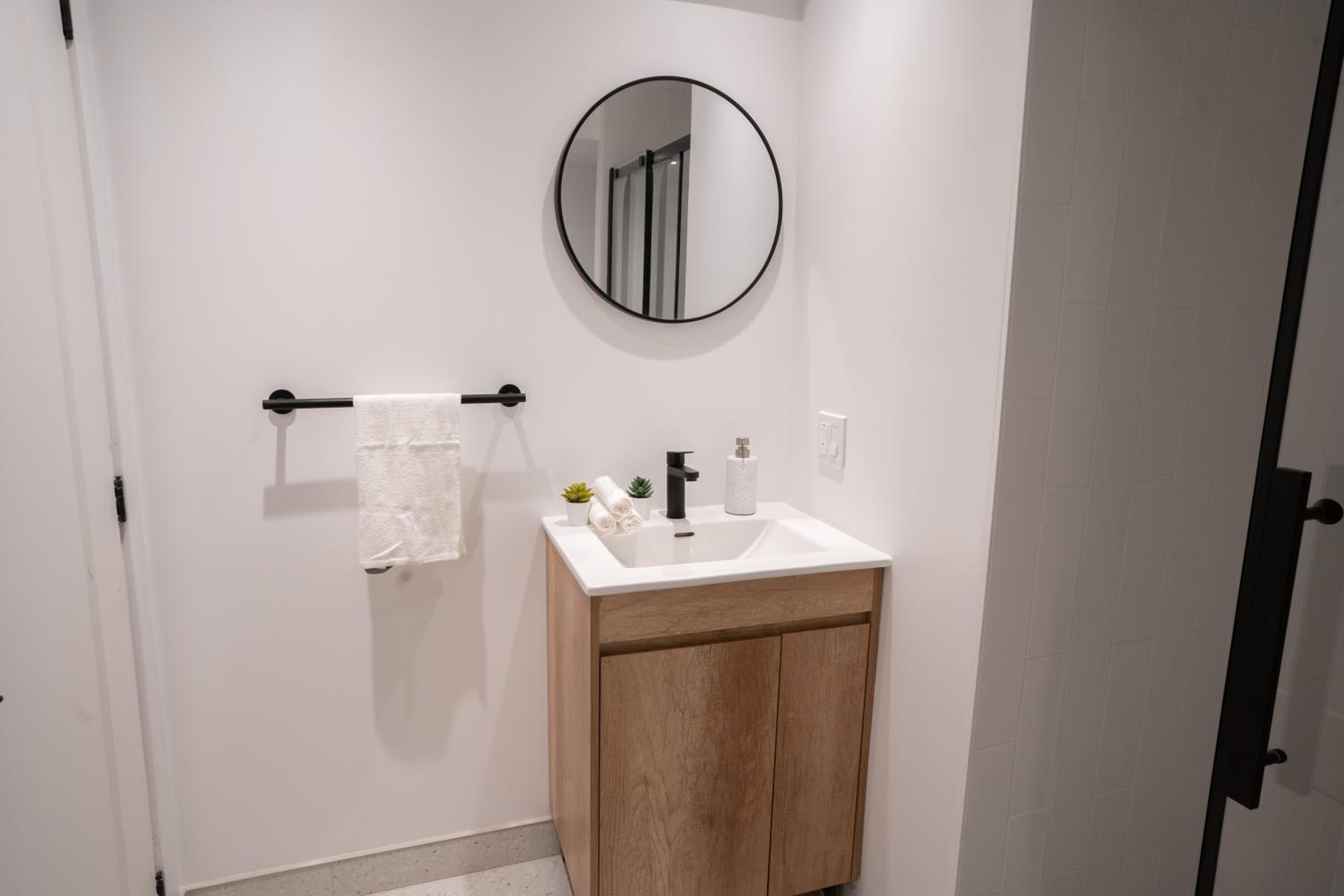 Superb 2 Bed steps from Downtown and 2min to METRO