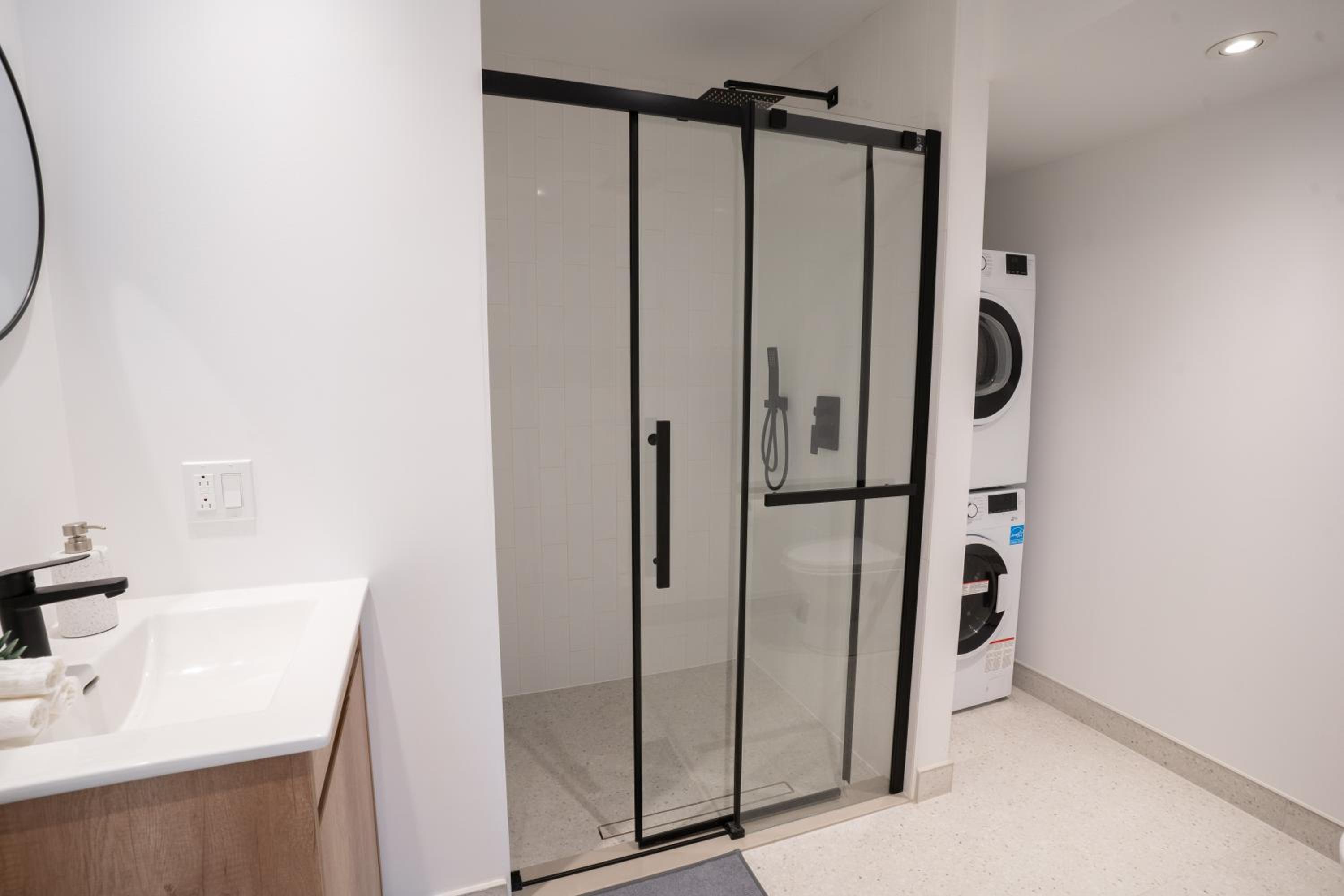 Superb 2 Bed steps from Downtown and 2min to METRO