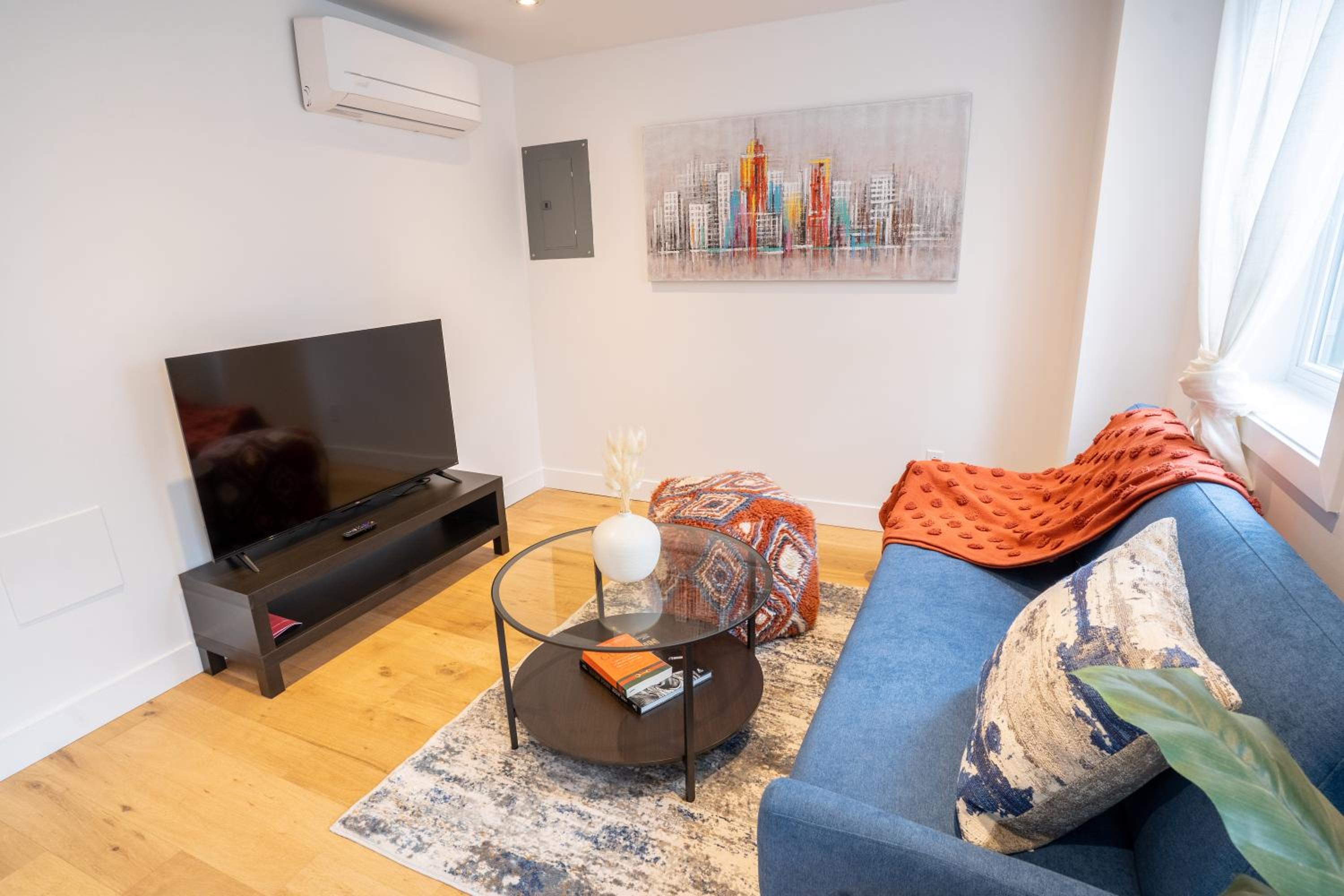Superb 2 Bed steps from Downtown and 2min to METRO