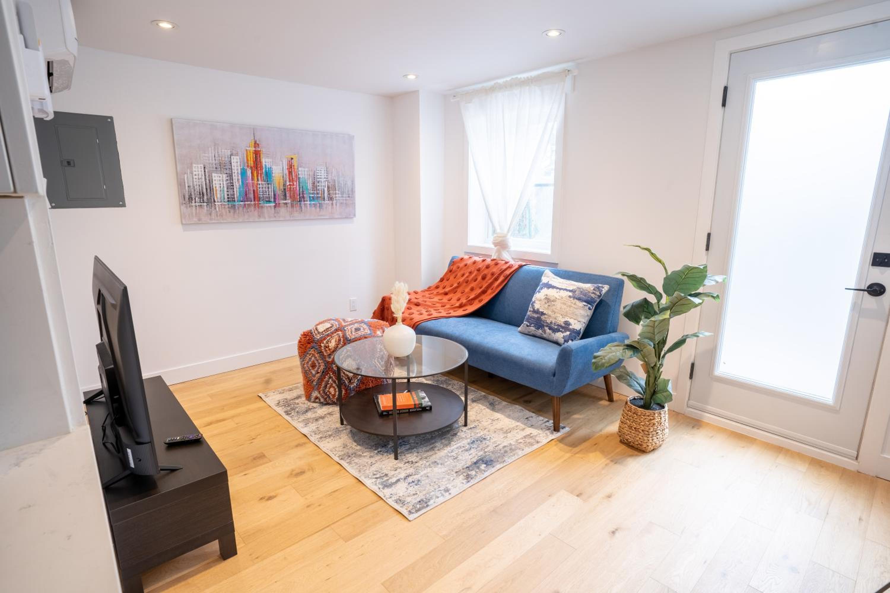 Superb 2 Bed steps from Downtown and 2min to METRO