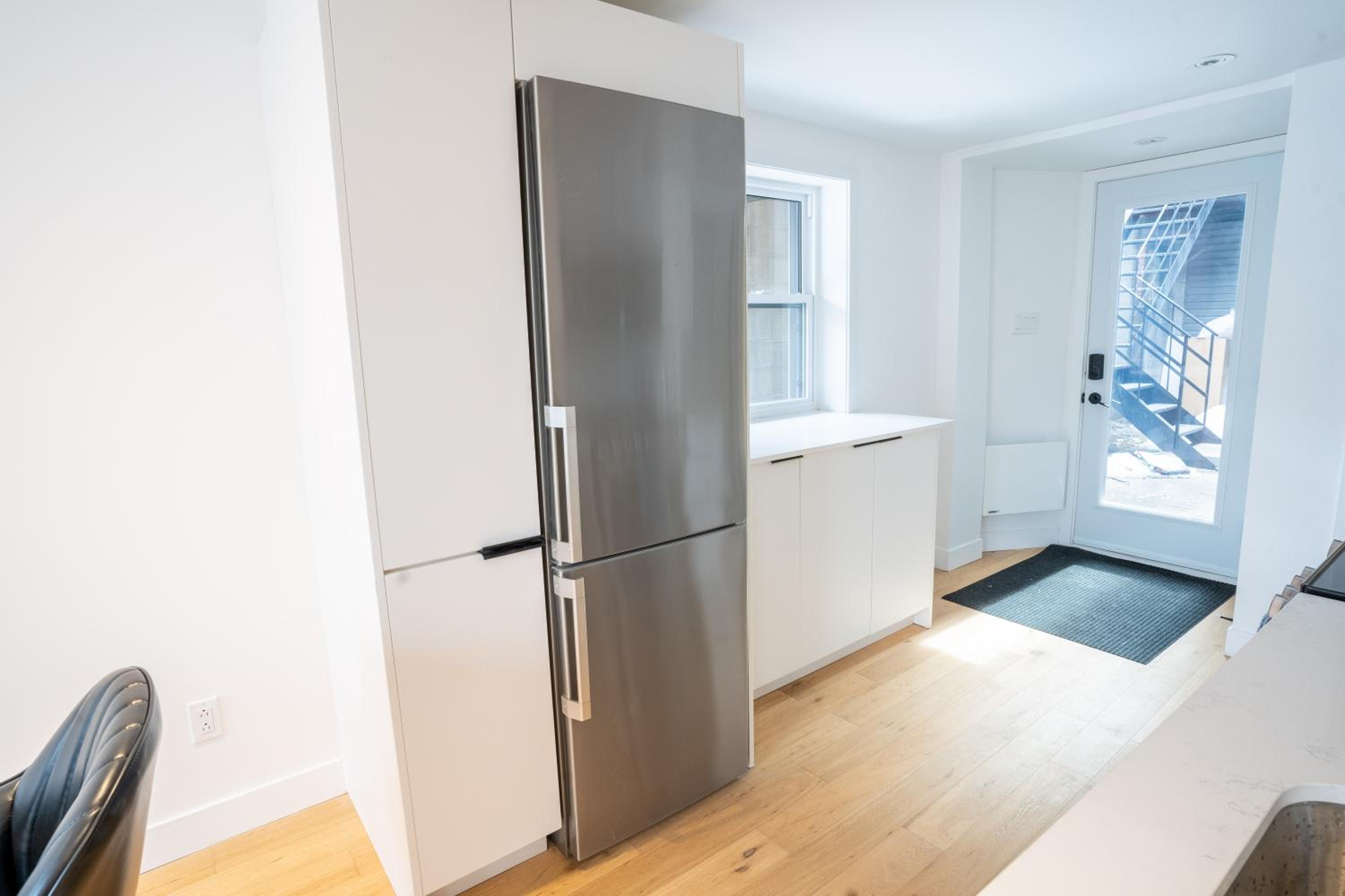 Superb 2 Bed steps from Downtown and 2min to METRO