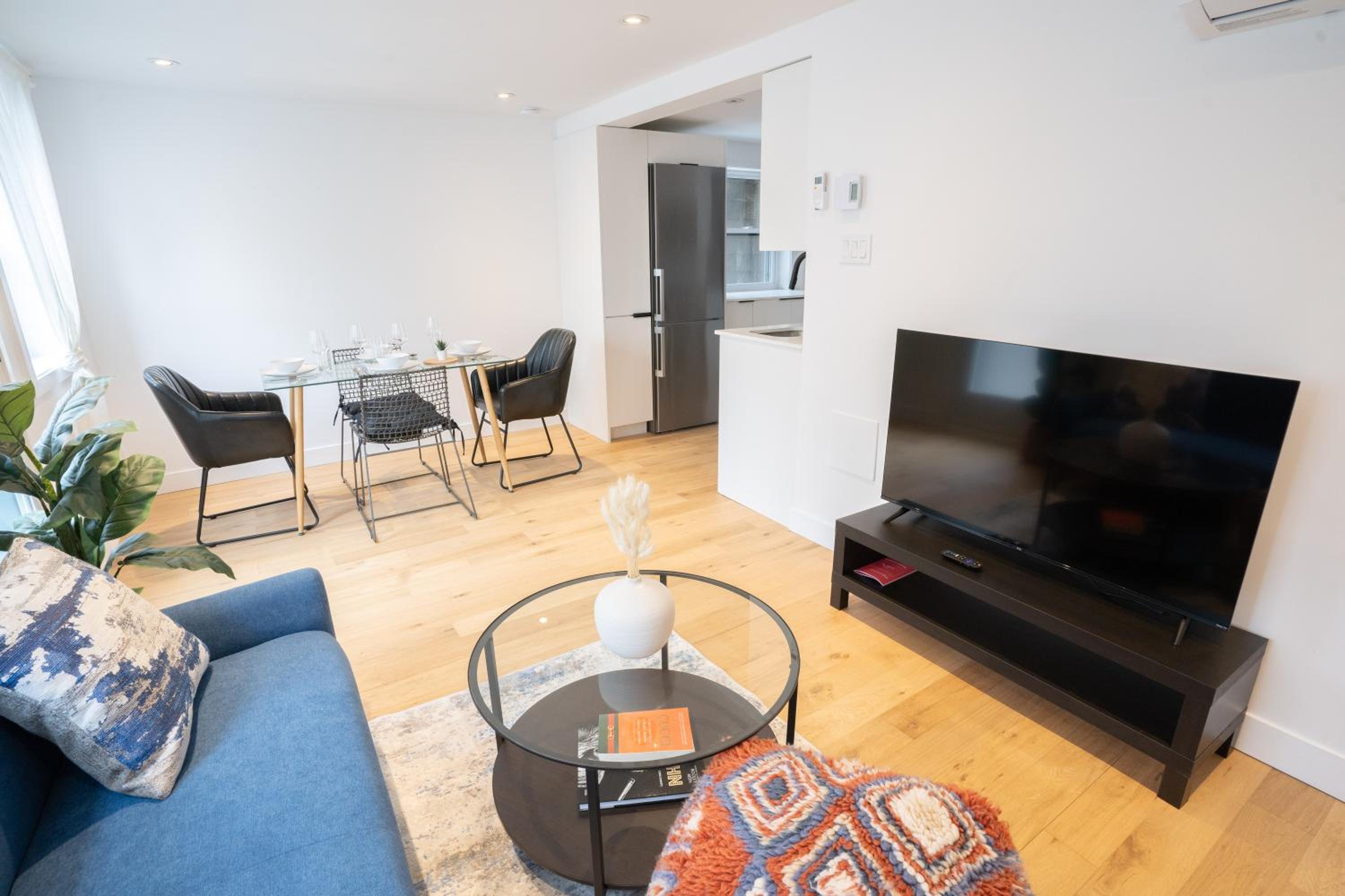 Superb 2 Bed steps from Downtown and 2min to METRO