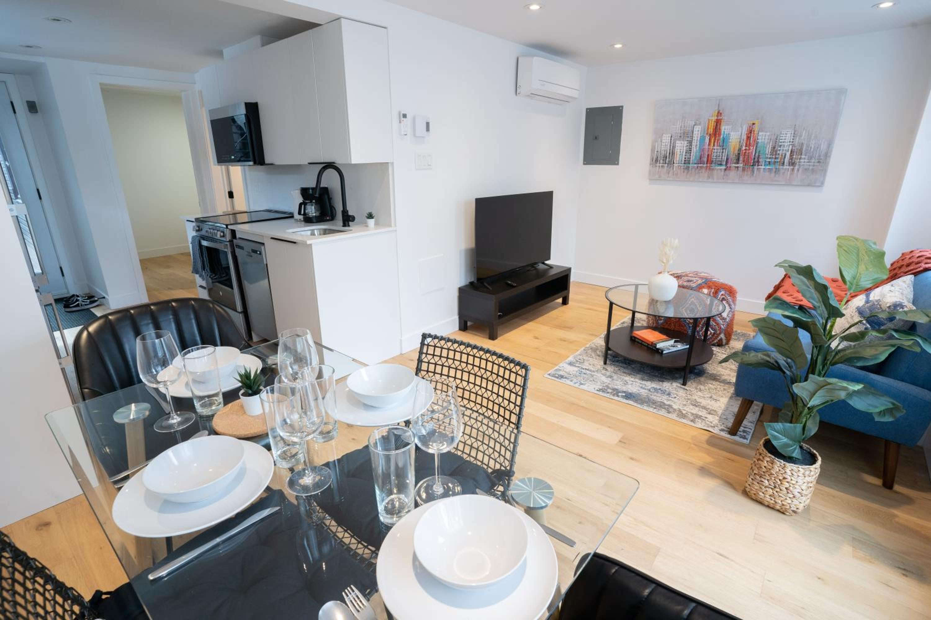 Superb 2 Bed steps from Downtown and 2min to METRO