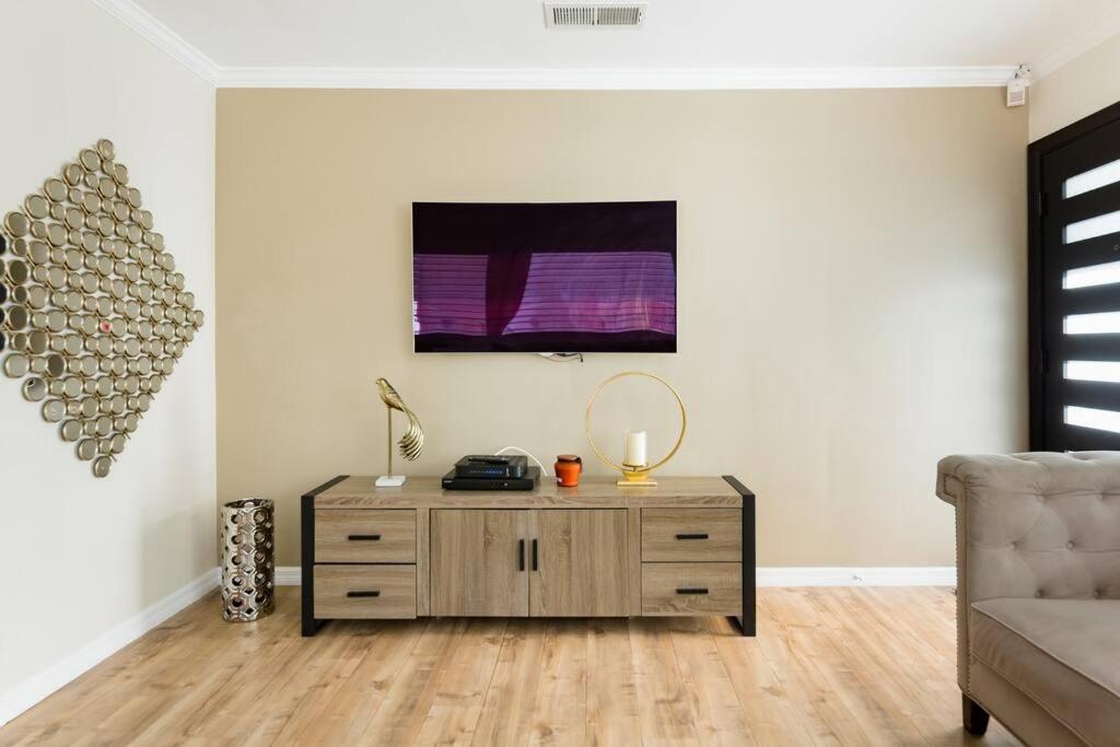 Encino Oasis Gorgeous 3 bedroom with bonus room