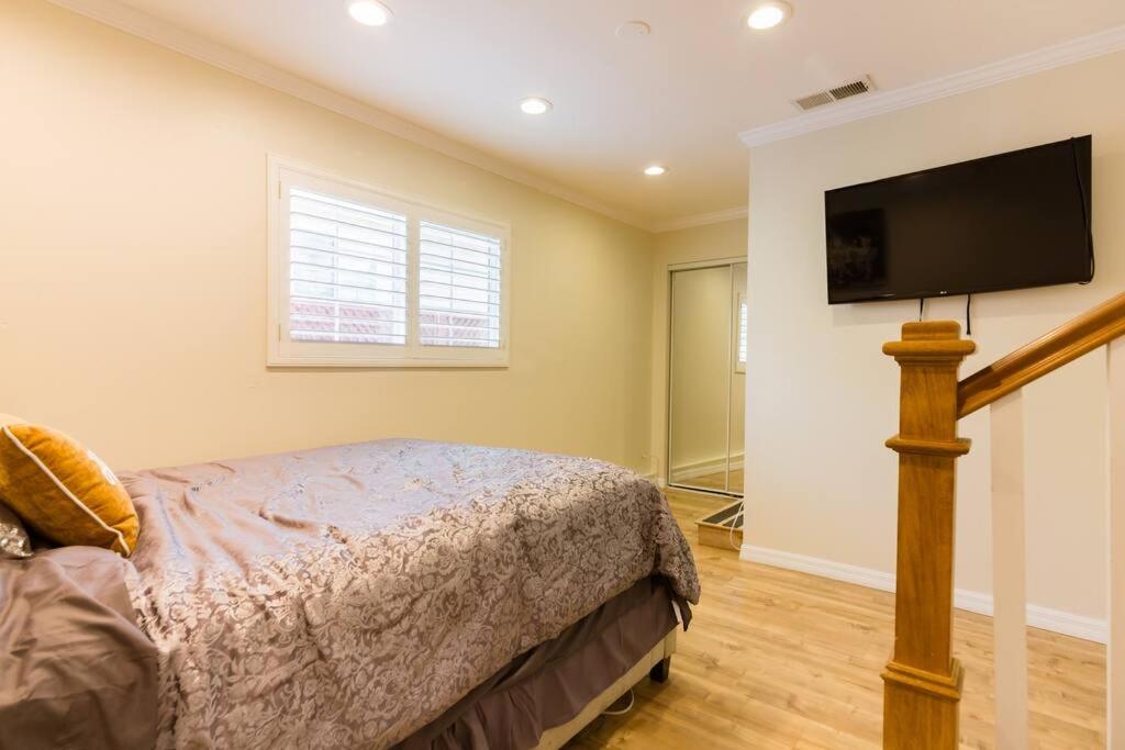 Encino Oasis Gorgeous 3 bedroom with bonus room
