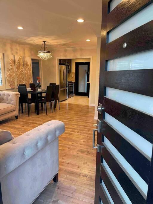 Encino Oasis Gorgeous 3 bedroom with bonus room