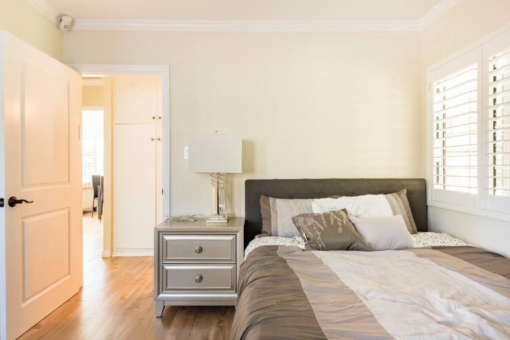 Encino Oasis Gorgeous 3 bedroom with bonus room