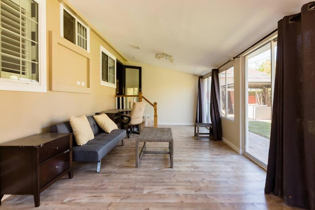 Encino Oasis Gorgeous 3 bedroom with bonus room