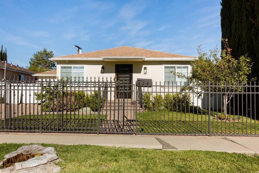 Encino Oasis Gorgeous 3 bedroom with bonus room