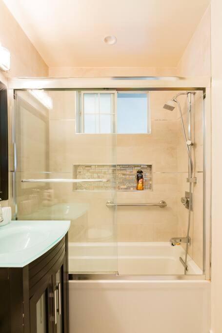 Encino Oasis Gorgeous 3 bedroom with bonus room