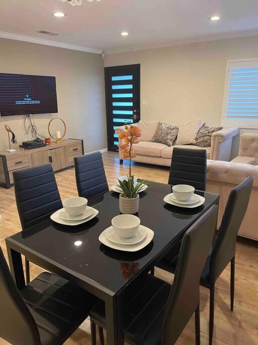 Encino Oasis Gorgeous 3 bedroom with bonus room