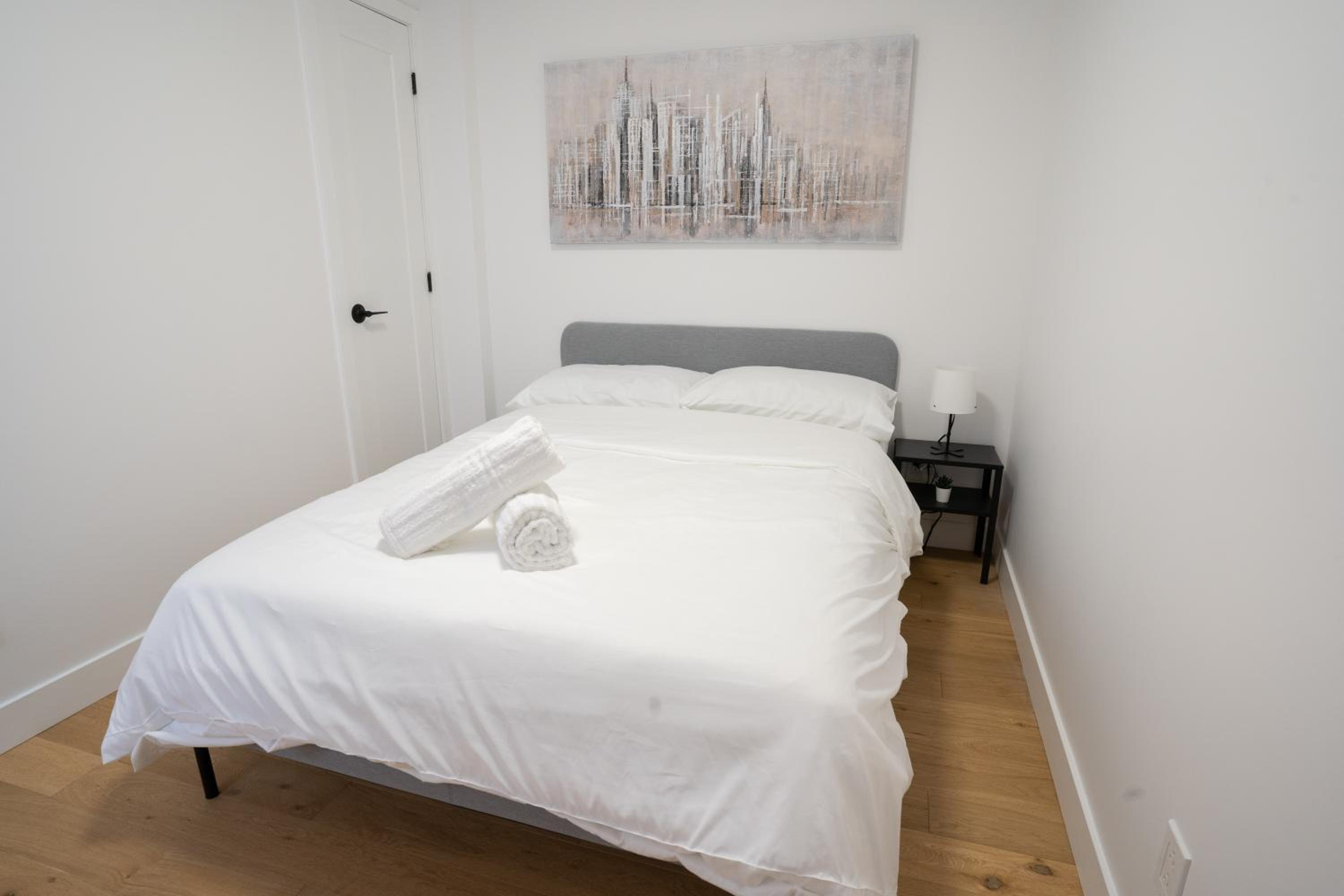Large & Beautiful 3 BedR Downtown 2min to Metro