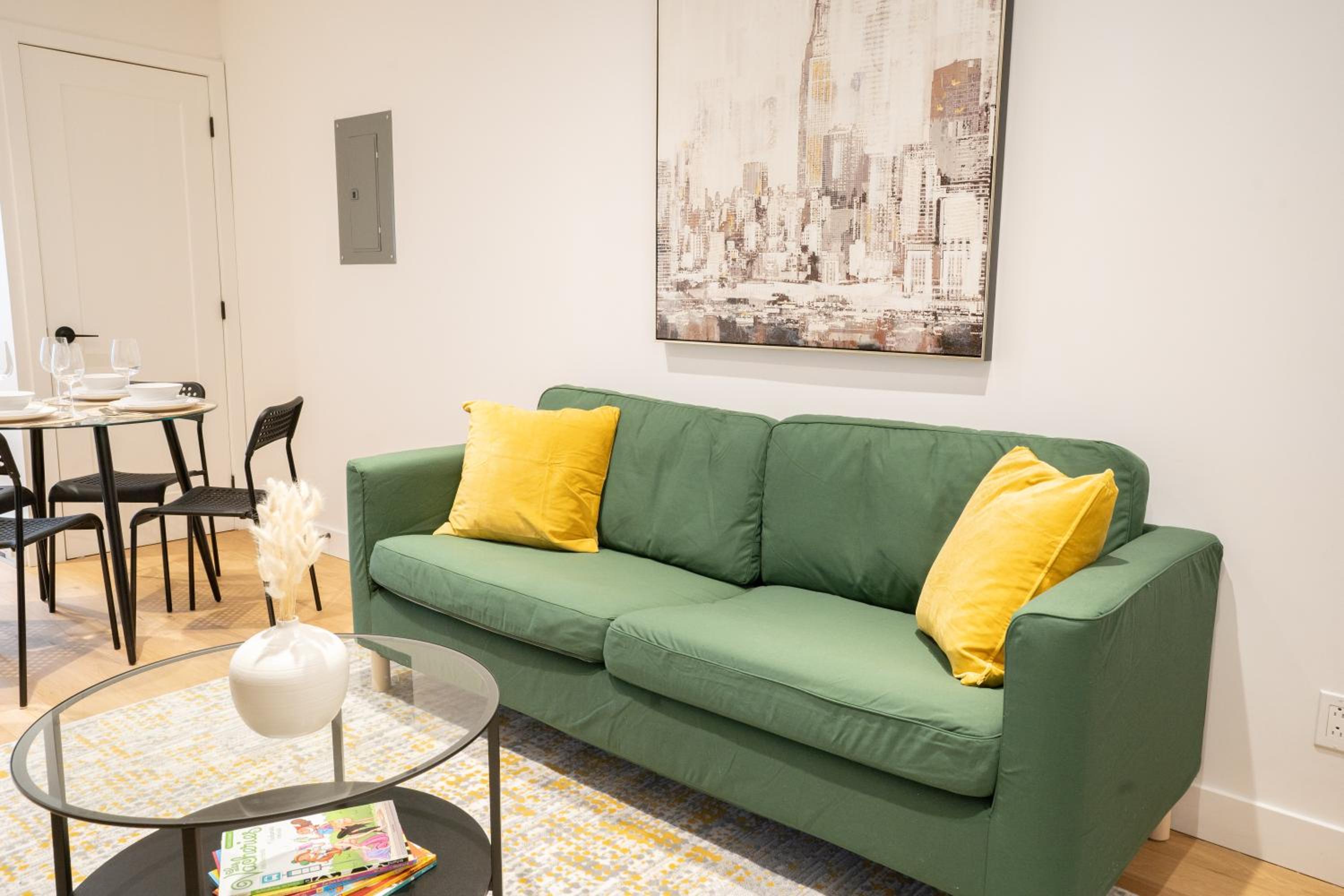 Large & Beautiful 3 BedR Downtown 2min to Metro