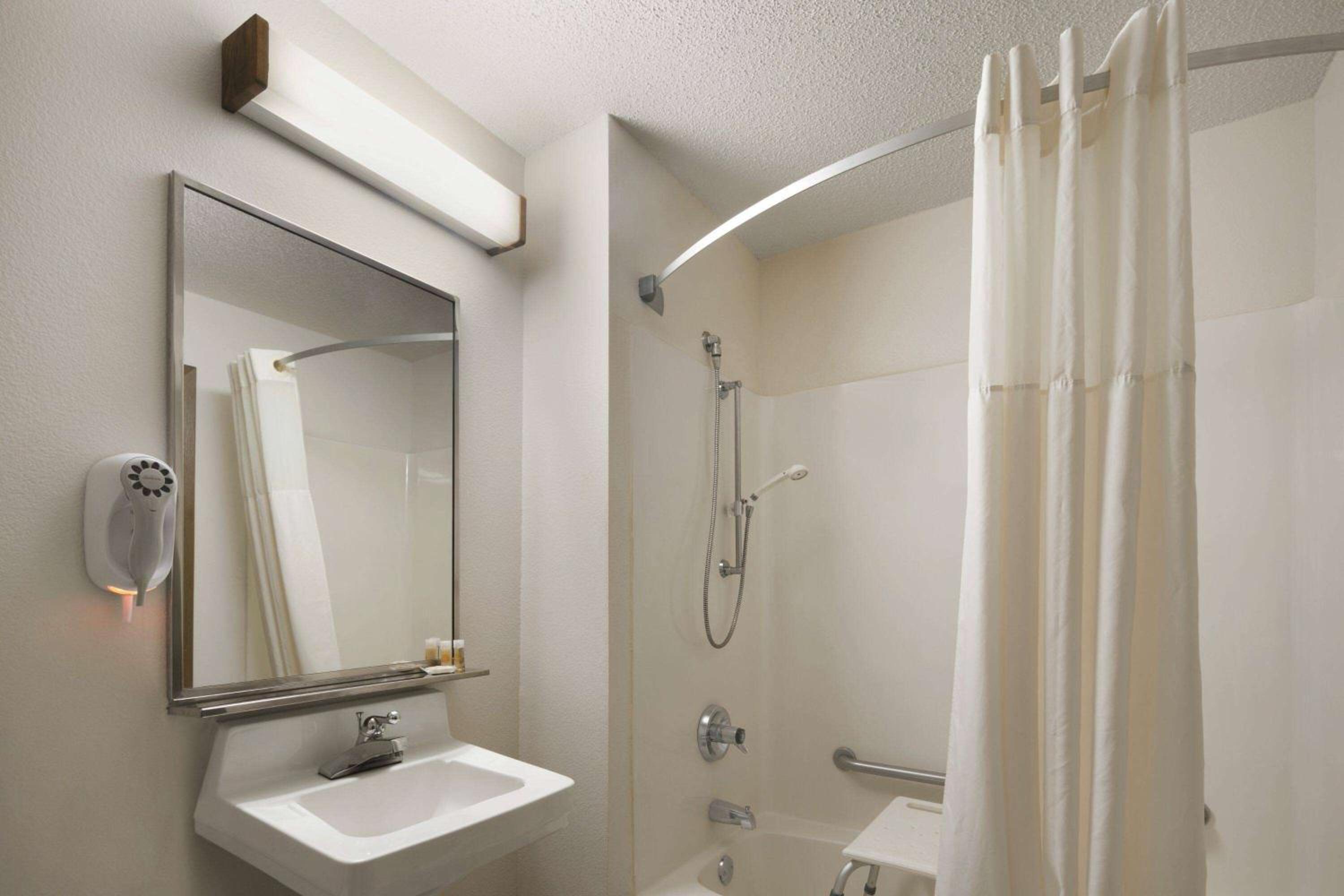 Days Inn by Wyndham Willmar view 4
