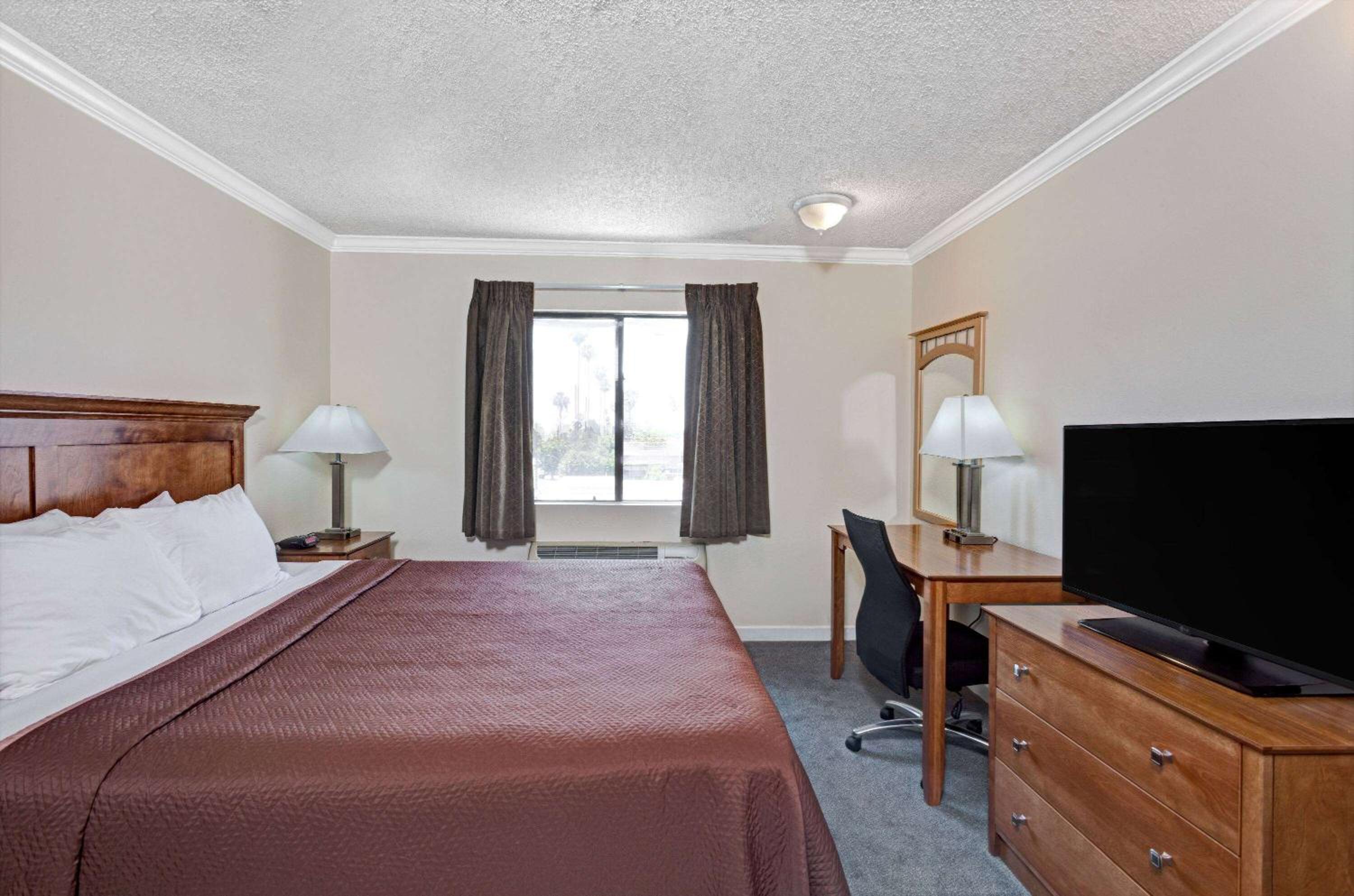 Travelodge by Wyndham Pasadena Central - Property Image 1