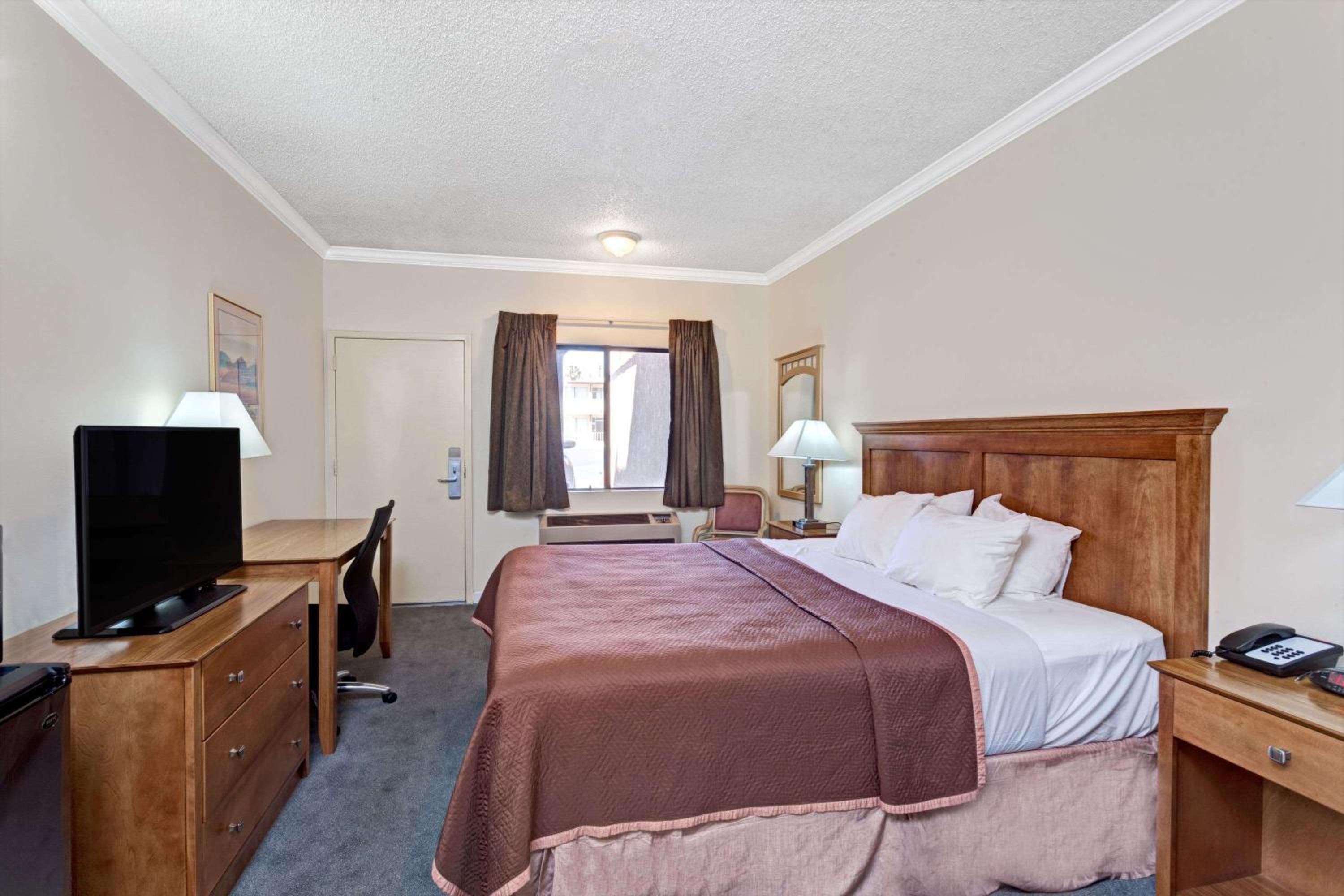 Travelodge by Wyndham Pasadena Central - Property Image 24