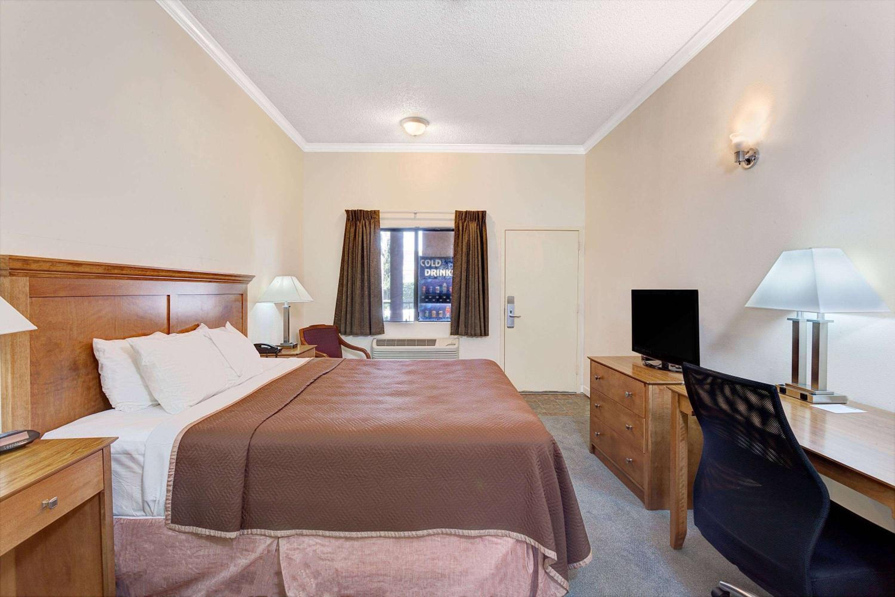 Travelodge by Wyndham Pasadena Central - Property Image 23