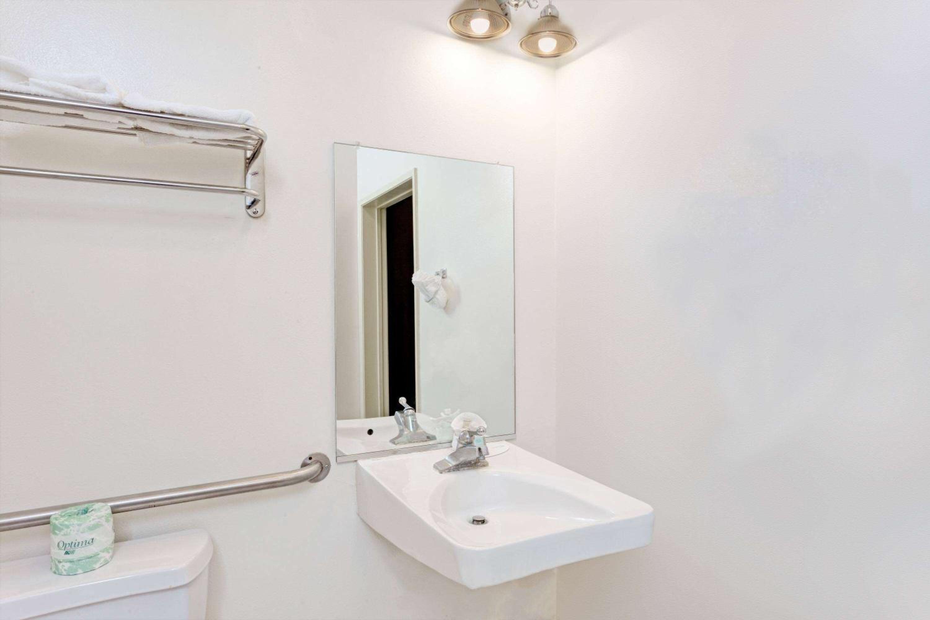 Travelodge by Wyndham Pasadena Central - Property Image 22