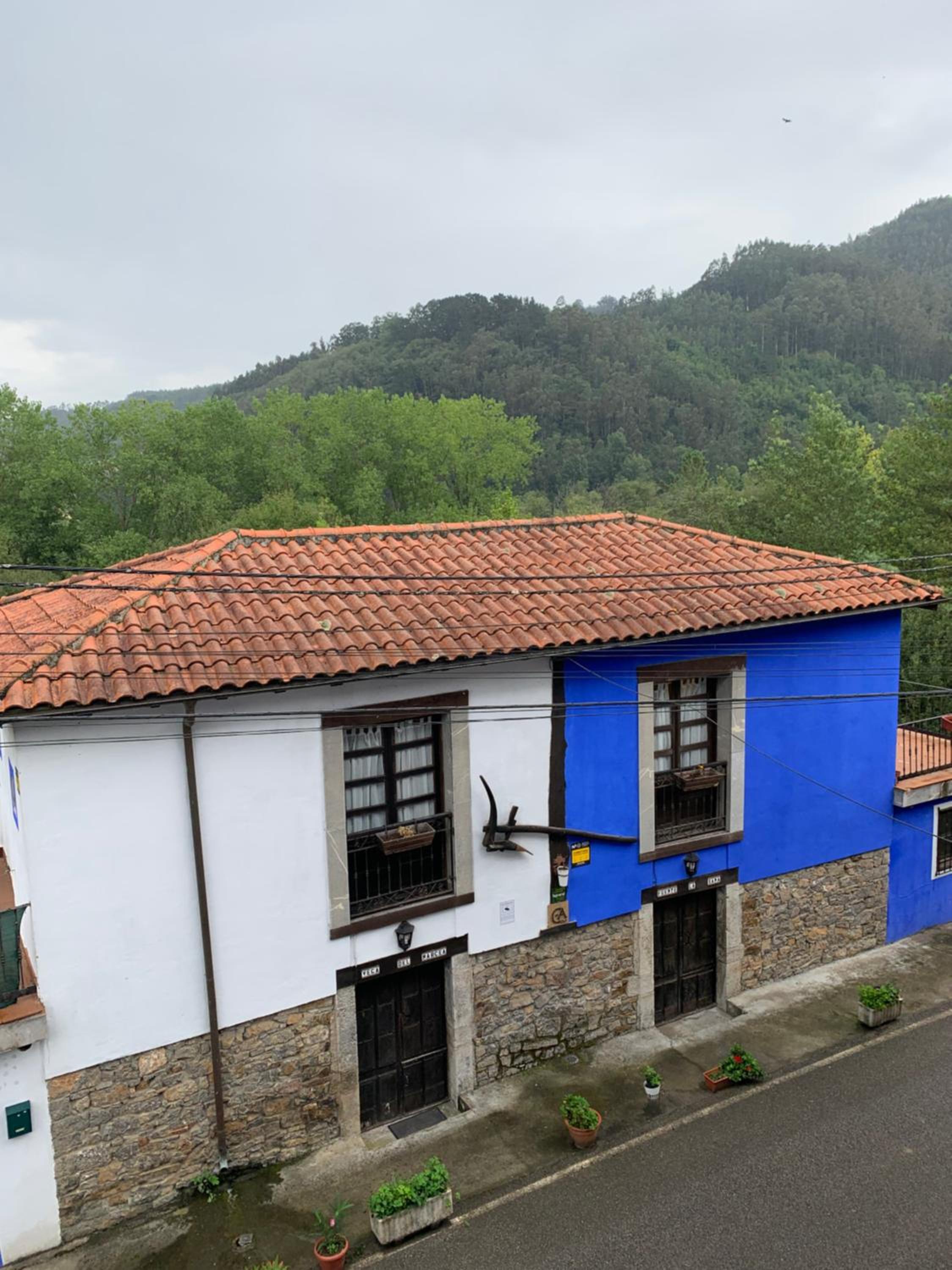 Corias Casona junto al Narcea