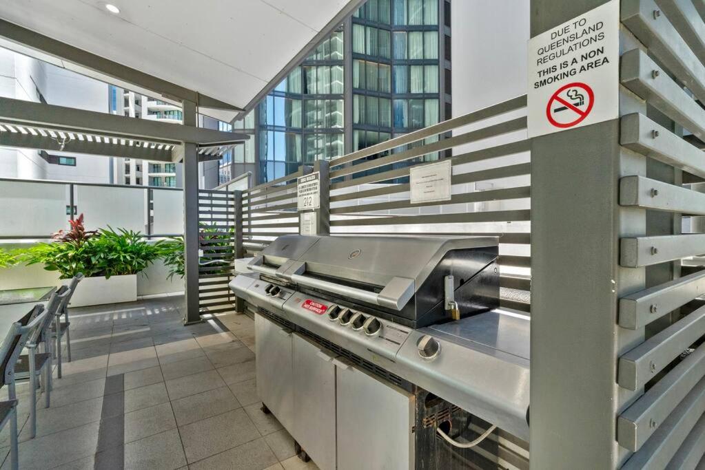 Luxe City Living Chic2BR Apt in Prime CBD Location