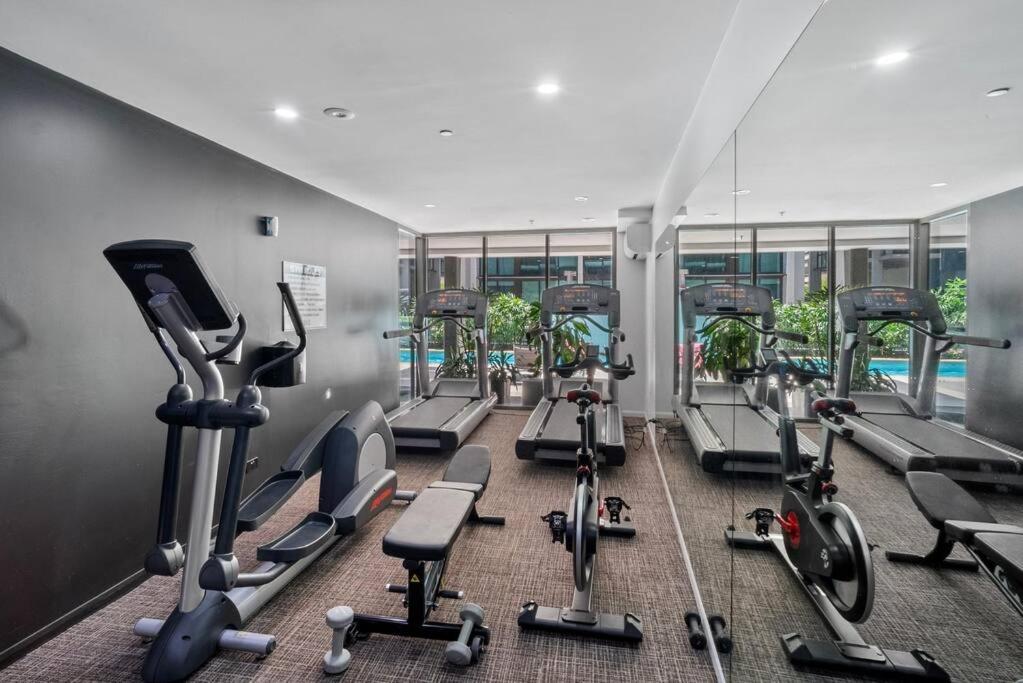 Luxe City Living Chic2BR Apt in Prime CBD Location