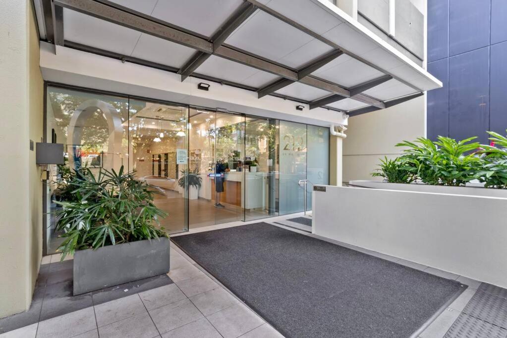 Luxe City Living Chic2BR Apt in Prime CBD Location