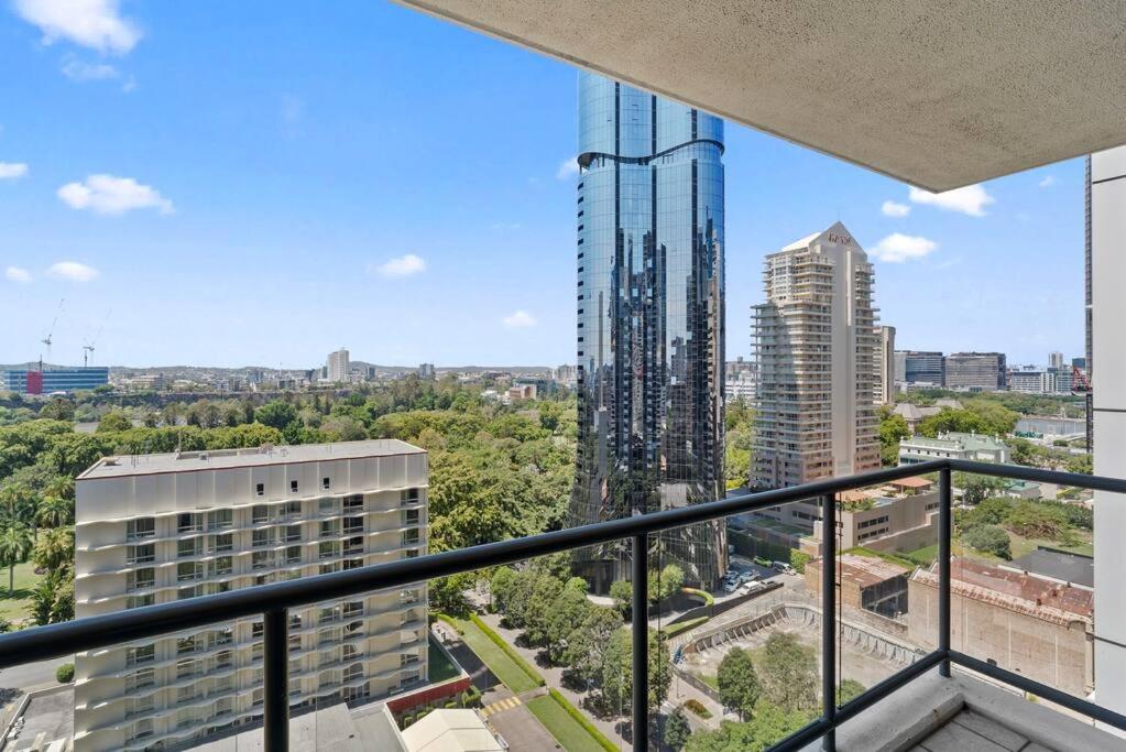 Luxe City Living Chic2BR Apt in Prime CBD Location