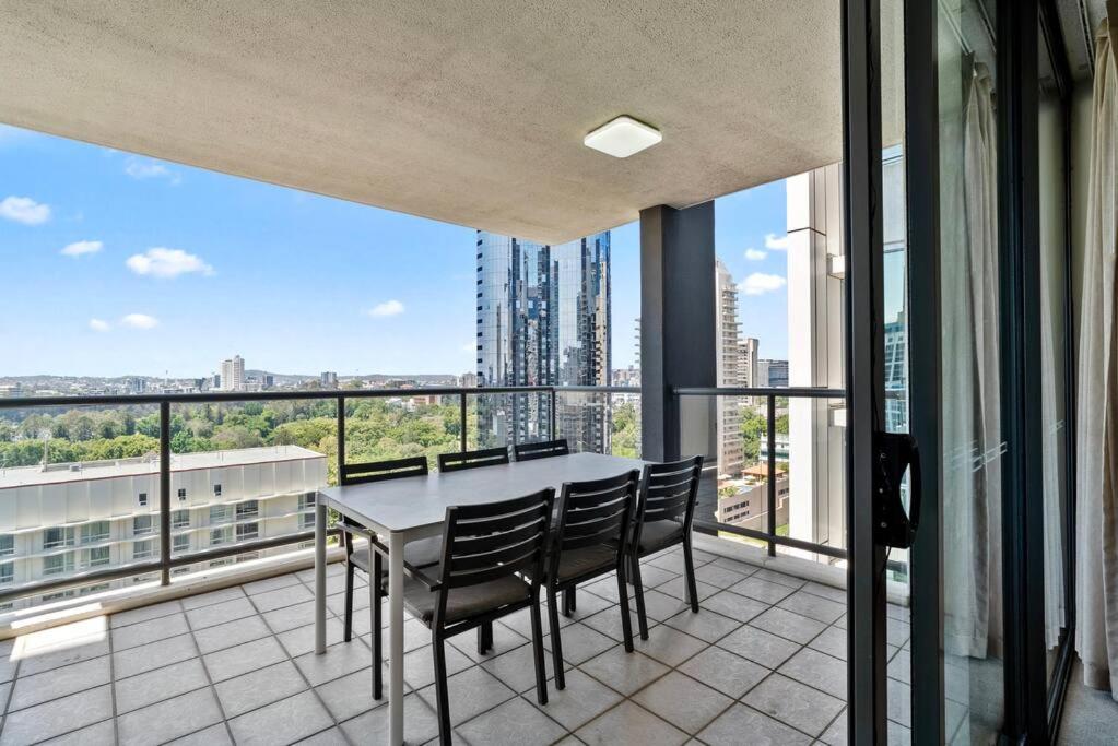 Luxe City Living Chic2BR Apt in Prime CBD Location