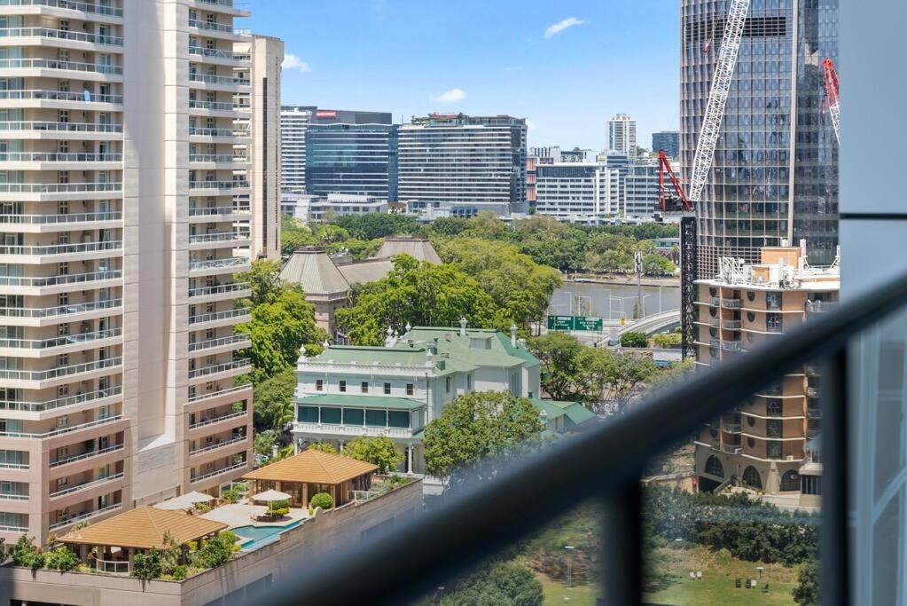 Luxe City Living Chic2BR Apt in Prime CBD Location