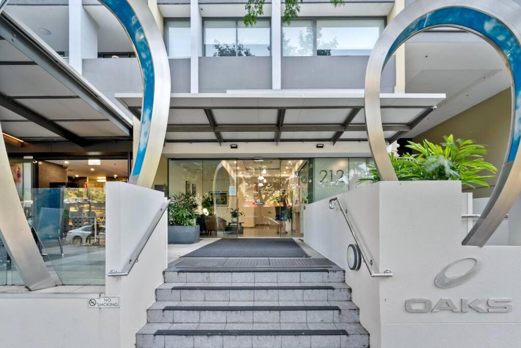 Luxe City Living Chic2BR Apt in Prime CBD Location