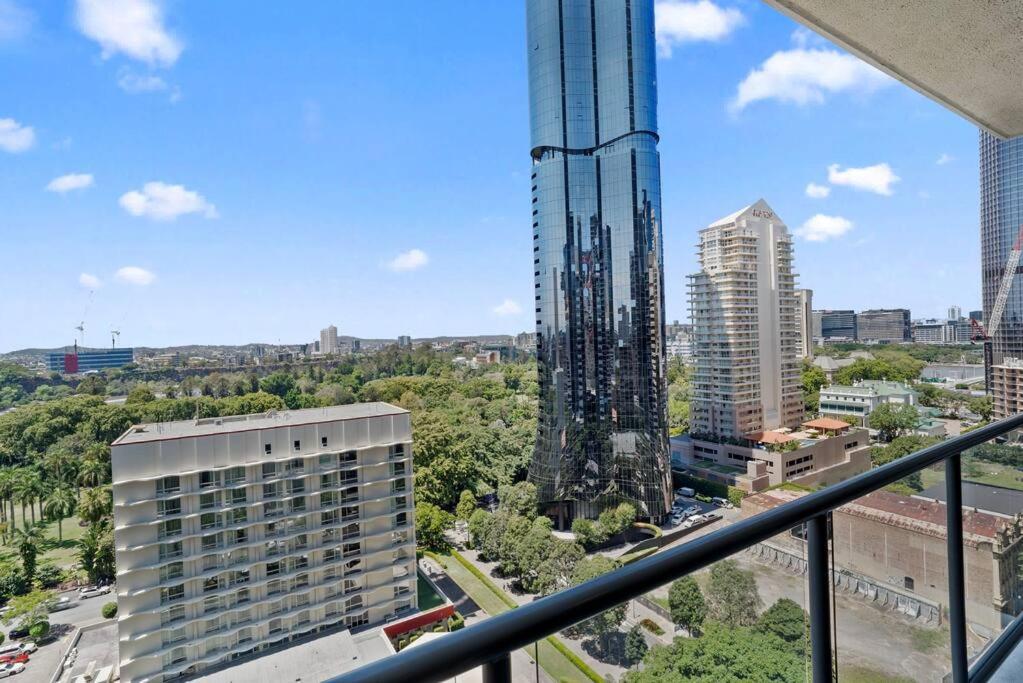 Luxe City Living Chic2BR Apt in Prime CBD Location