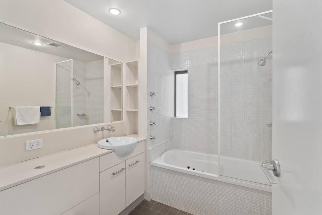 Luxe City Living Chic2BR Apt in Prime CBD Location