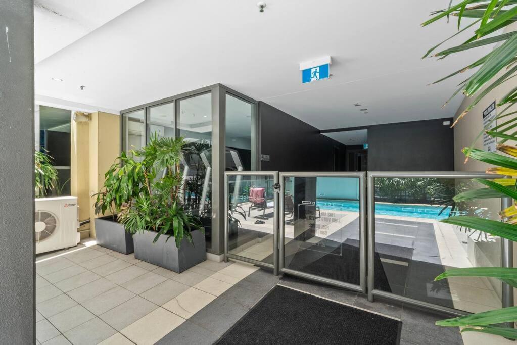 Luxe City Living Chic2BR Apt in Prime CBD Location