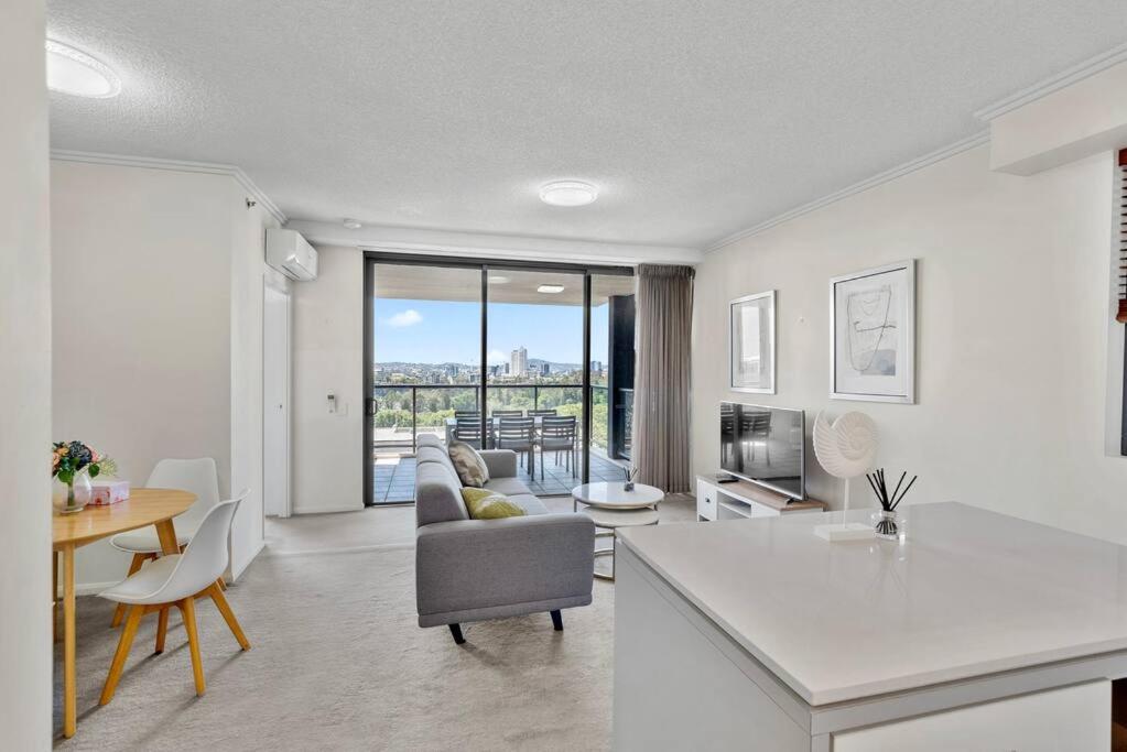 Luxe City Living Chic2BR Apt in Prime CBD Location