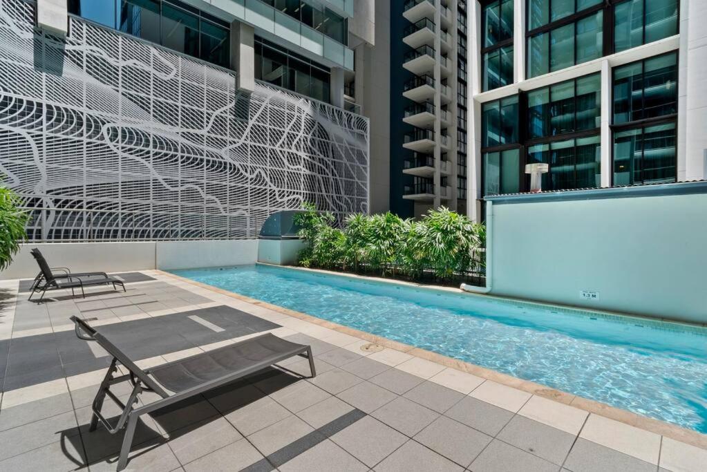 Luxe City Living Chic2BR Apt in Prime CBD Location