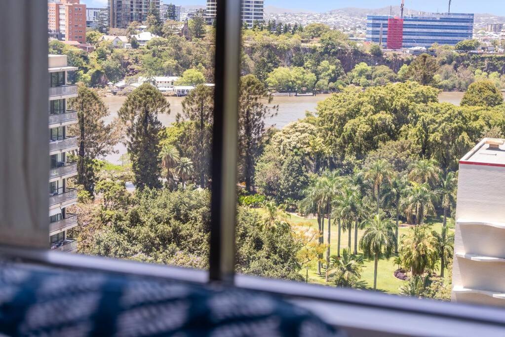 Luxe City Living Chic2BR Apt in Prime CBD Location