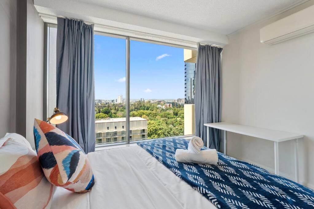 Luxe City Living Chic2BR Apt in Prime CBD Location