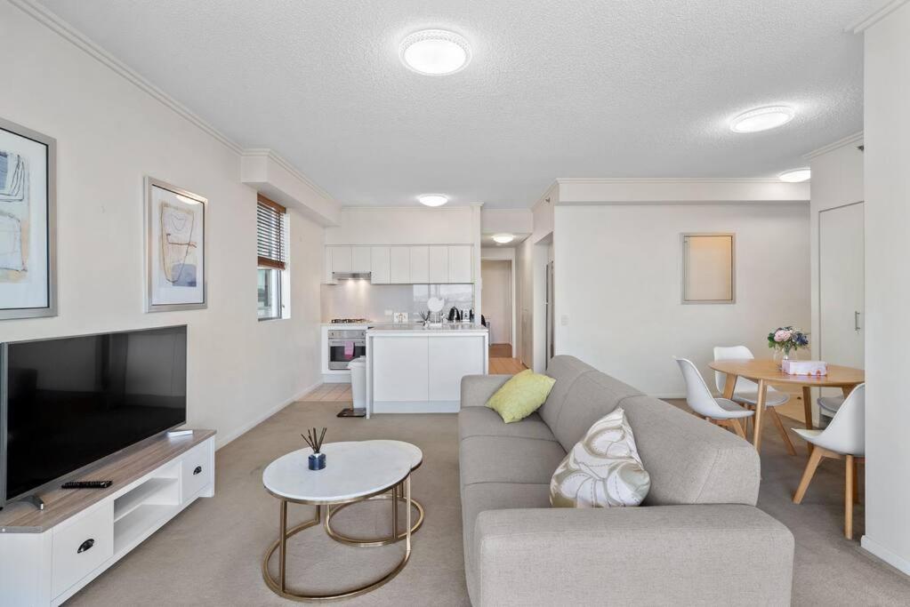 Luxe City Living Chic2BR Apt in Prime CBD Location