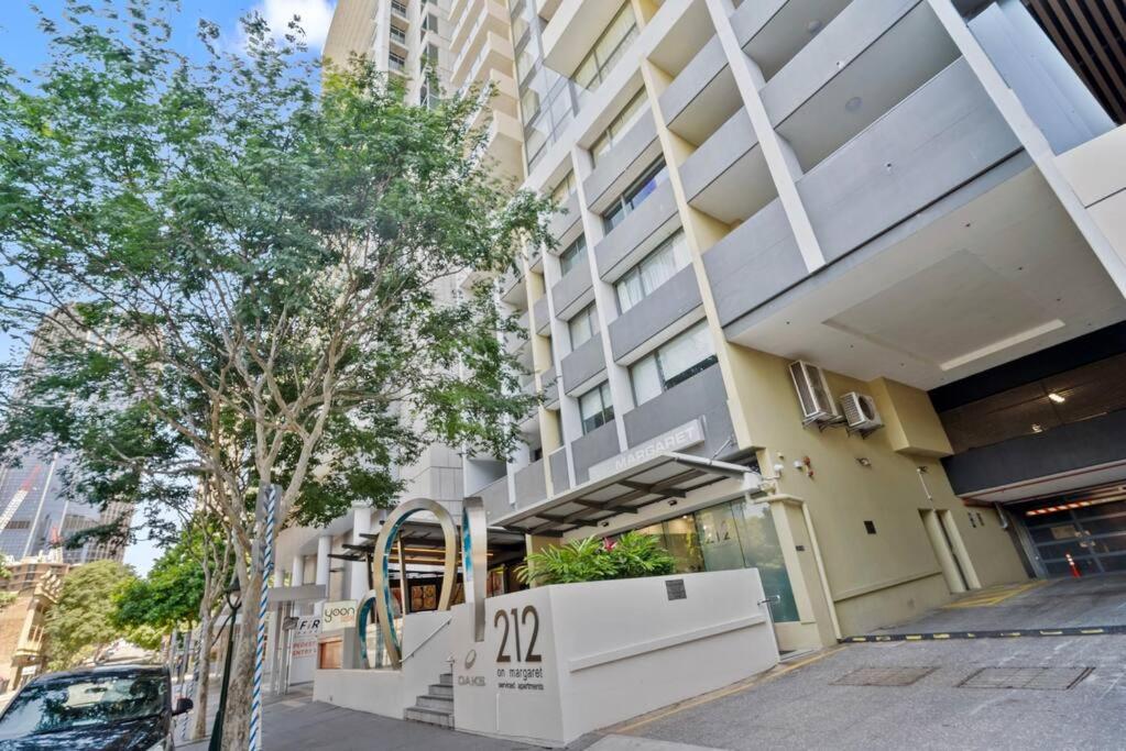 Luxe City Living Chic2BR Apt in Prime CBD Location