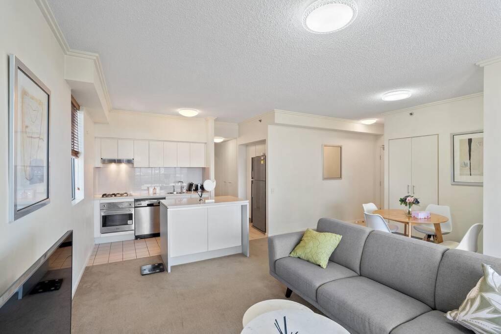 Luxe City Living Chic2BR Apt in Prime CBD Location