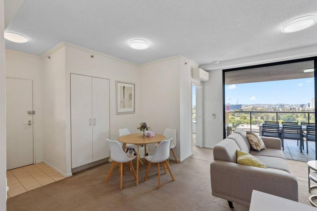 Luxe City Living Chic2BR Apt in Prime CBD Location