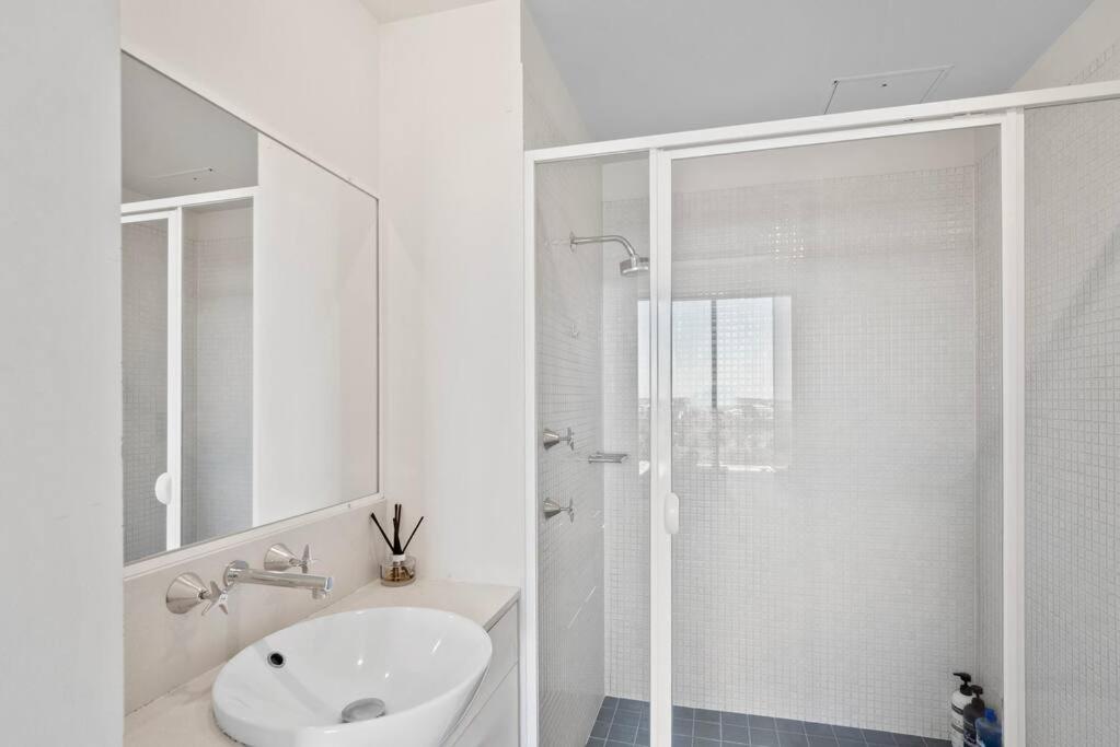 Luxe City Living Chic2BR Apt in Prime CBD Location