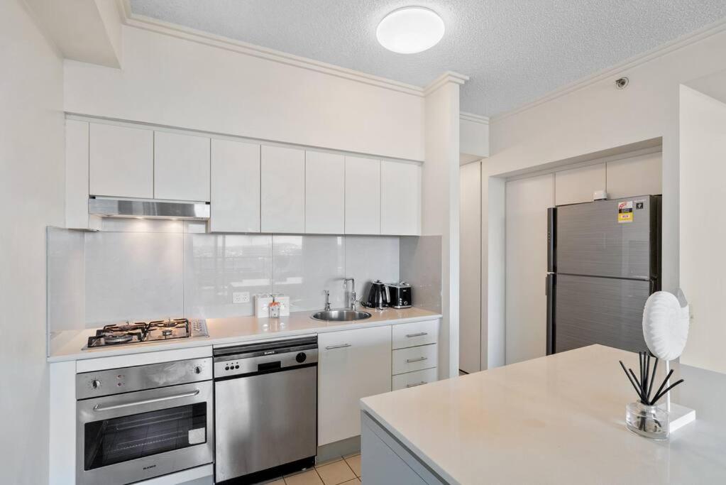 Luxe City Living Chic2BR Apt in Prime CBD Location